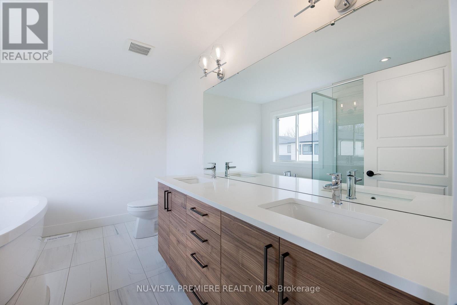 1689 Brayford Avenue, London South (South K), ON - Indoor Photo Showing Bathroom