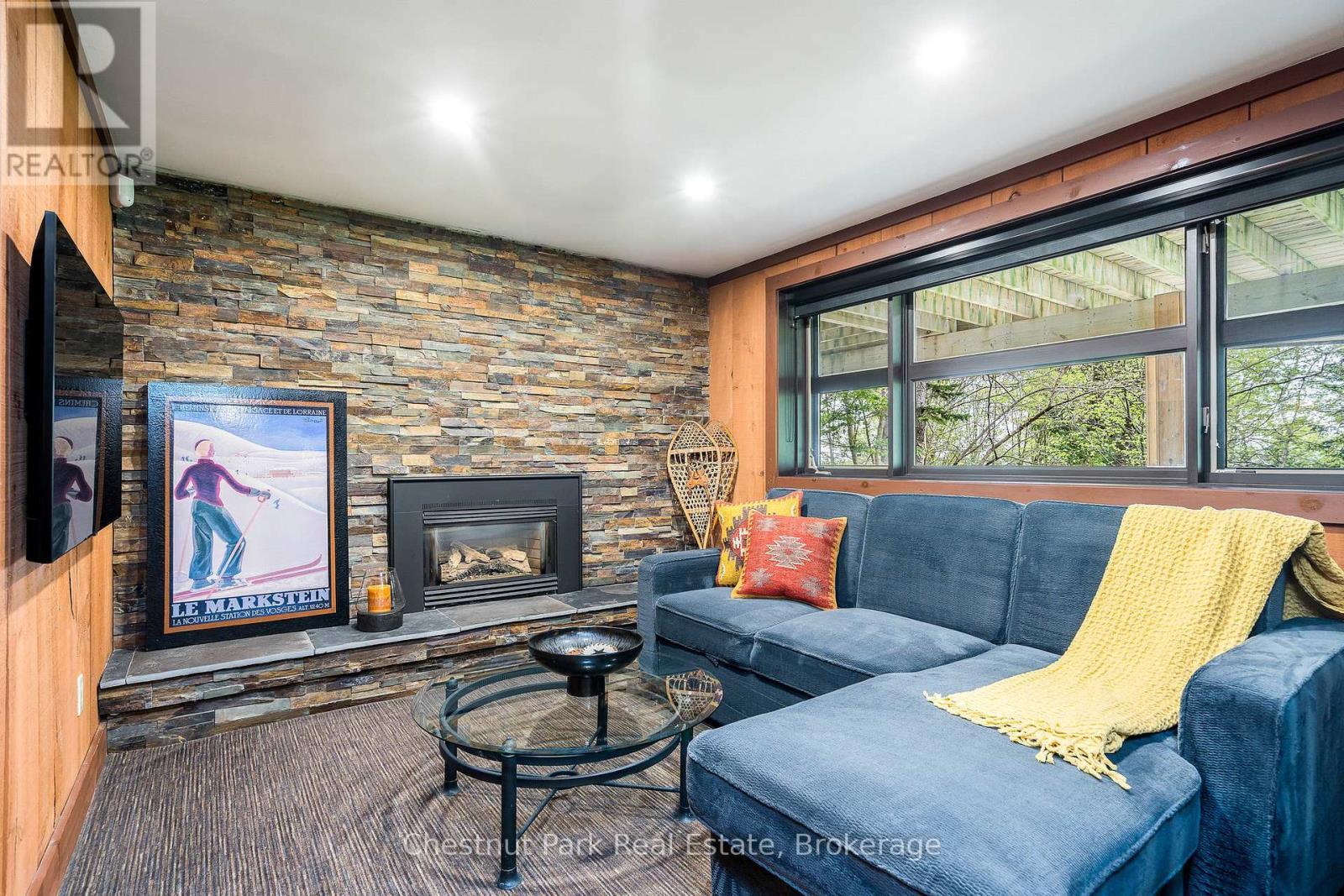 146 Chamonix Crescent, Blue Mountains, ON - Indoor Photo Showing Living Room With Fireplace