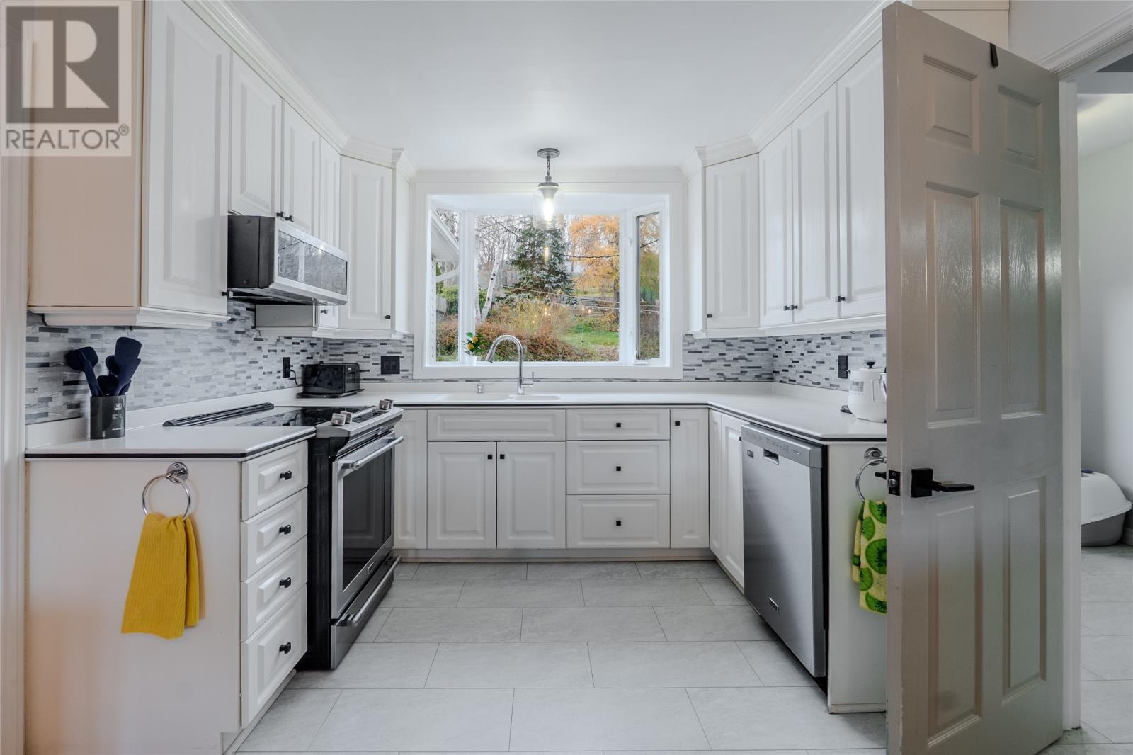 322 Topsail Road, St.John'S, NL - Indoor Photo Showing Kitchen