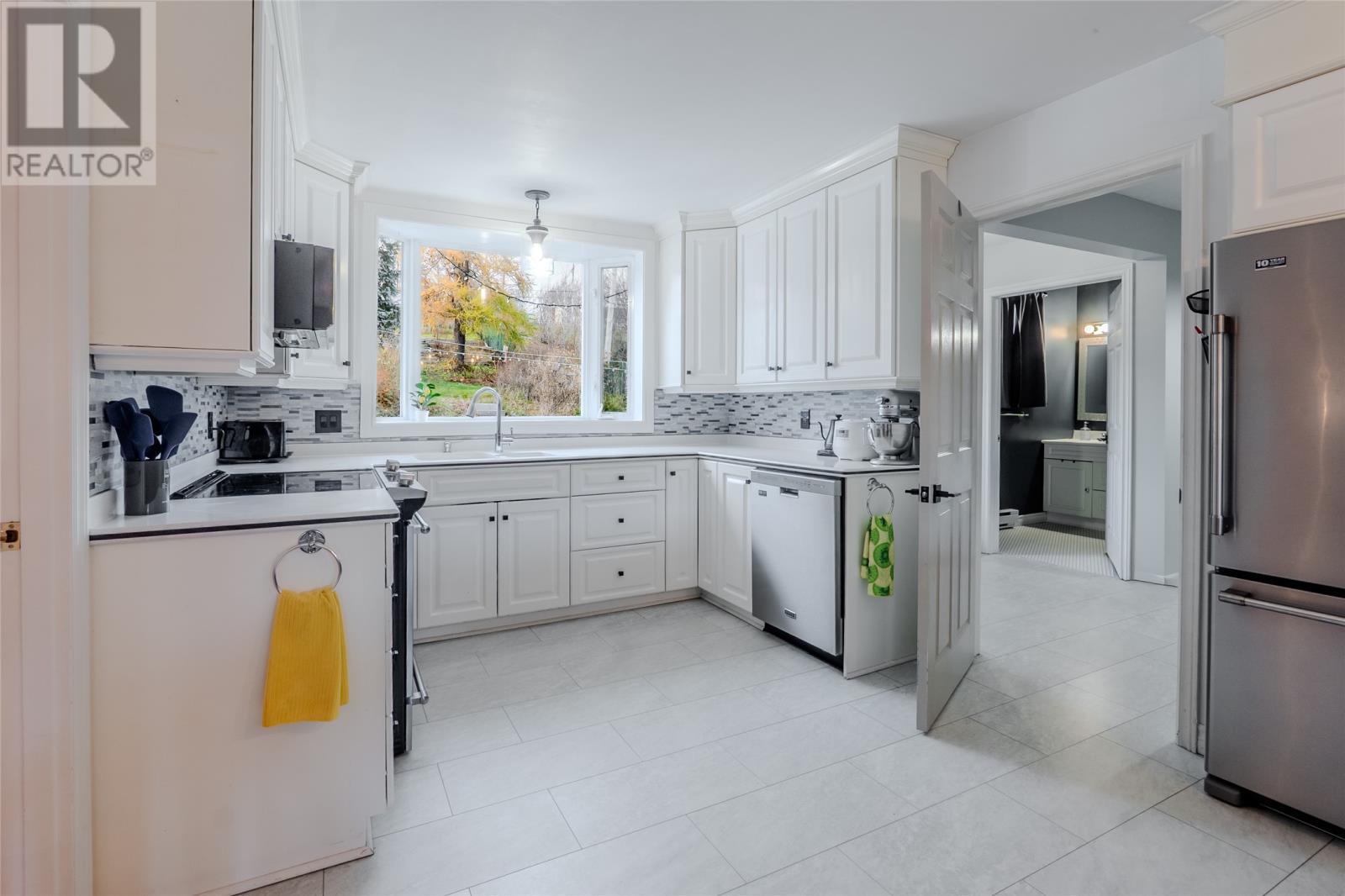 322 Topsail Road, St.John'S, NL - Indoor Photo Showing Kitchen