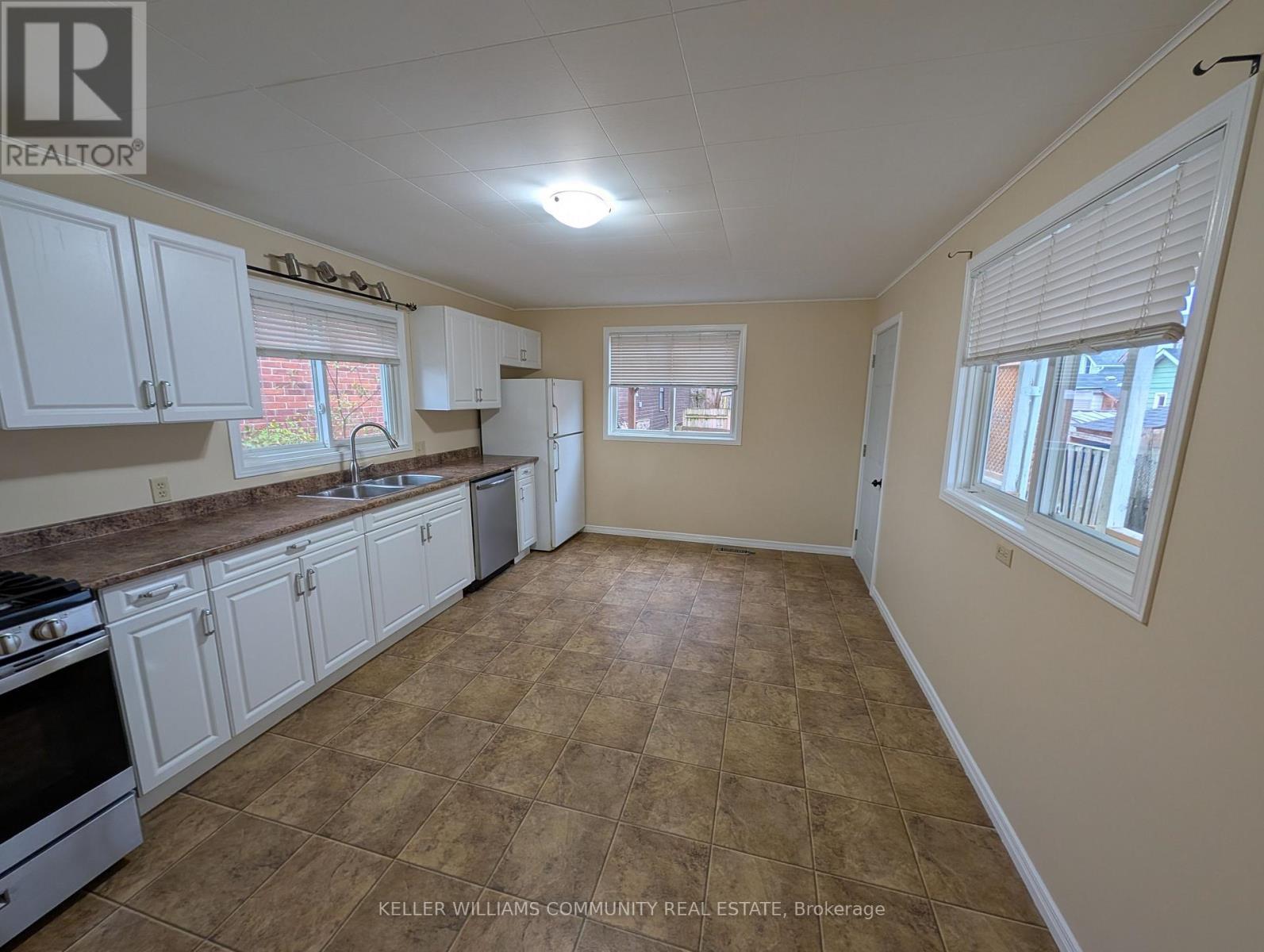 1013 High Street, Peterborough (Otonabee Ward 1), ON - Indoor Photo Showing Kitchen With Double Sink