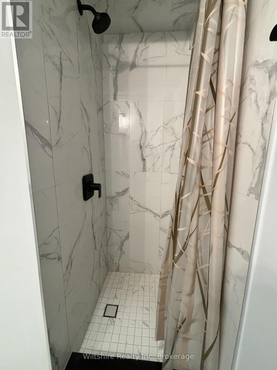 4 - 14 Glendale Drive, Tillsonburg, ON - Indoor Photo Showing Bathroom