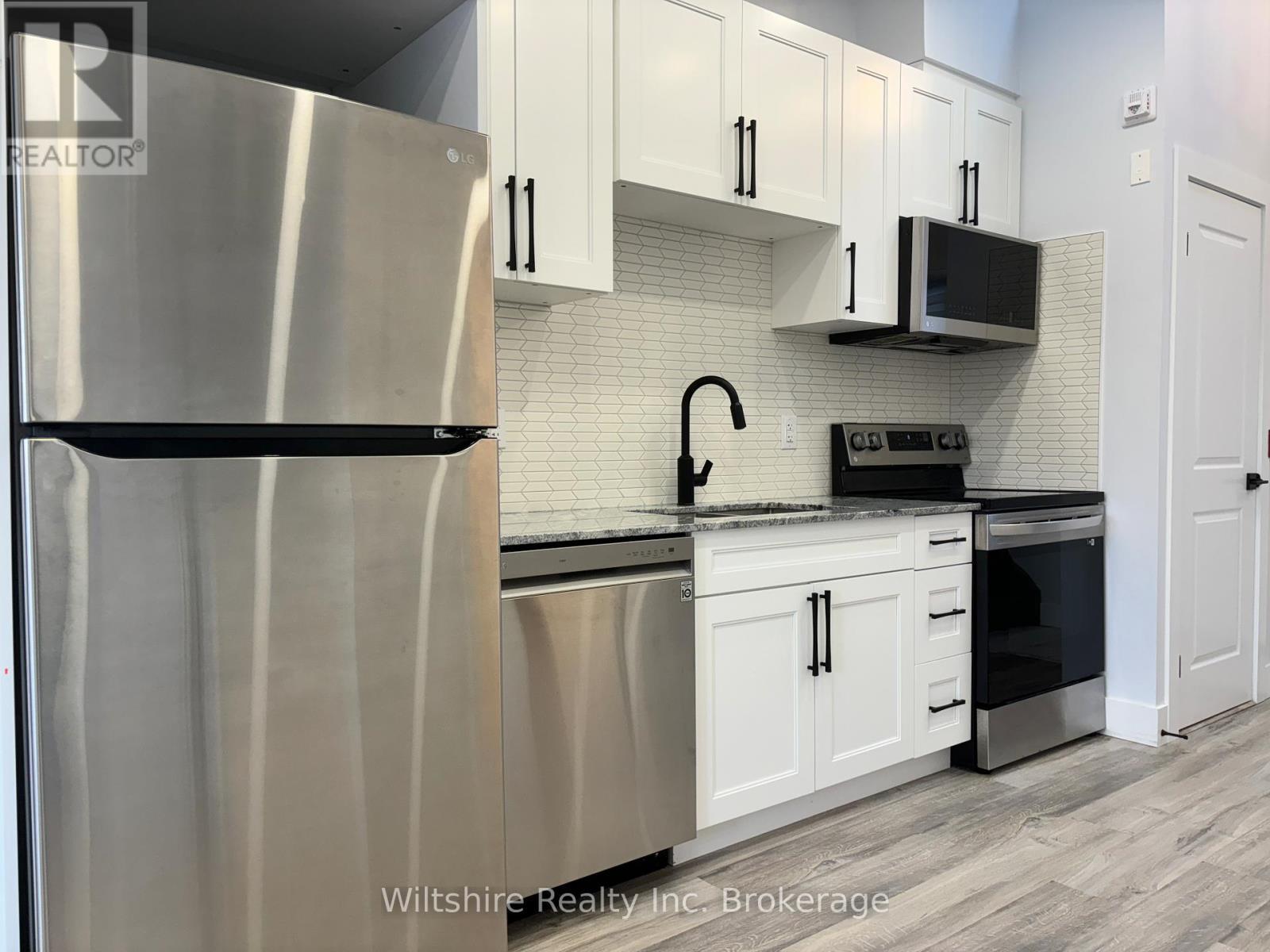 4 - 14 Glendale Drive, Tillsonburg, ON - Indoor Photo Showing Kitchen With Stainless Steel Kitchen With Upgraded Kitchen
