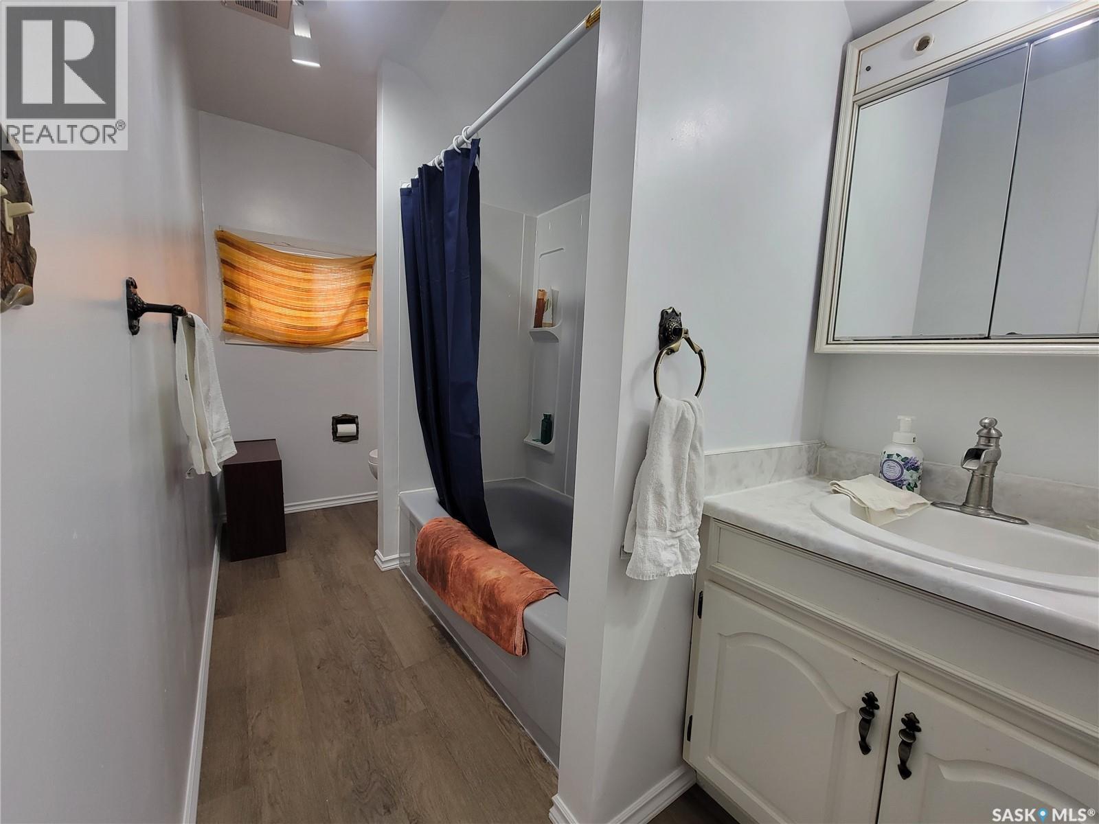 411 1St Street W, Wilkie, SK - Indoor Photo Showing Bathroom