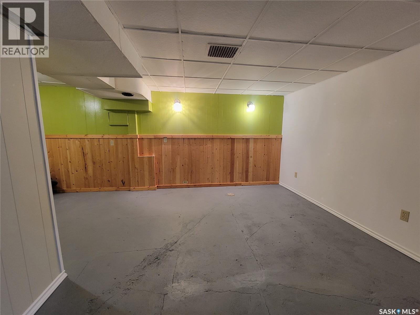 411 1St Street W, Wilkie, SK - Indoor