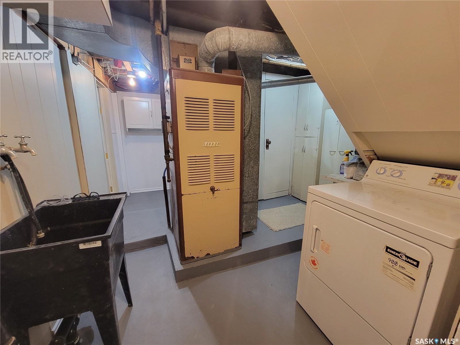 411 1St Street W, Wilkie, SK - Indoor Photo Showing Laundry Room