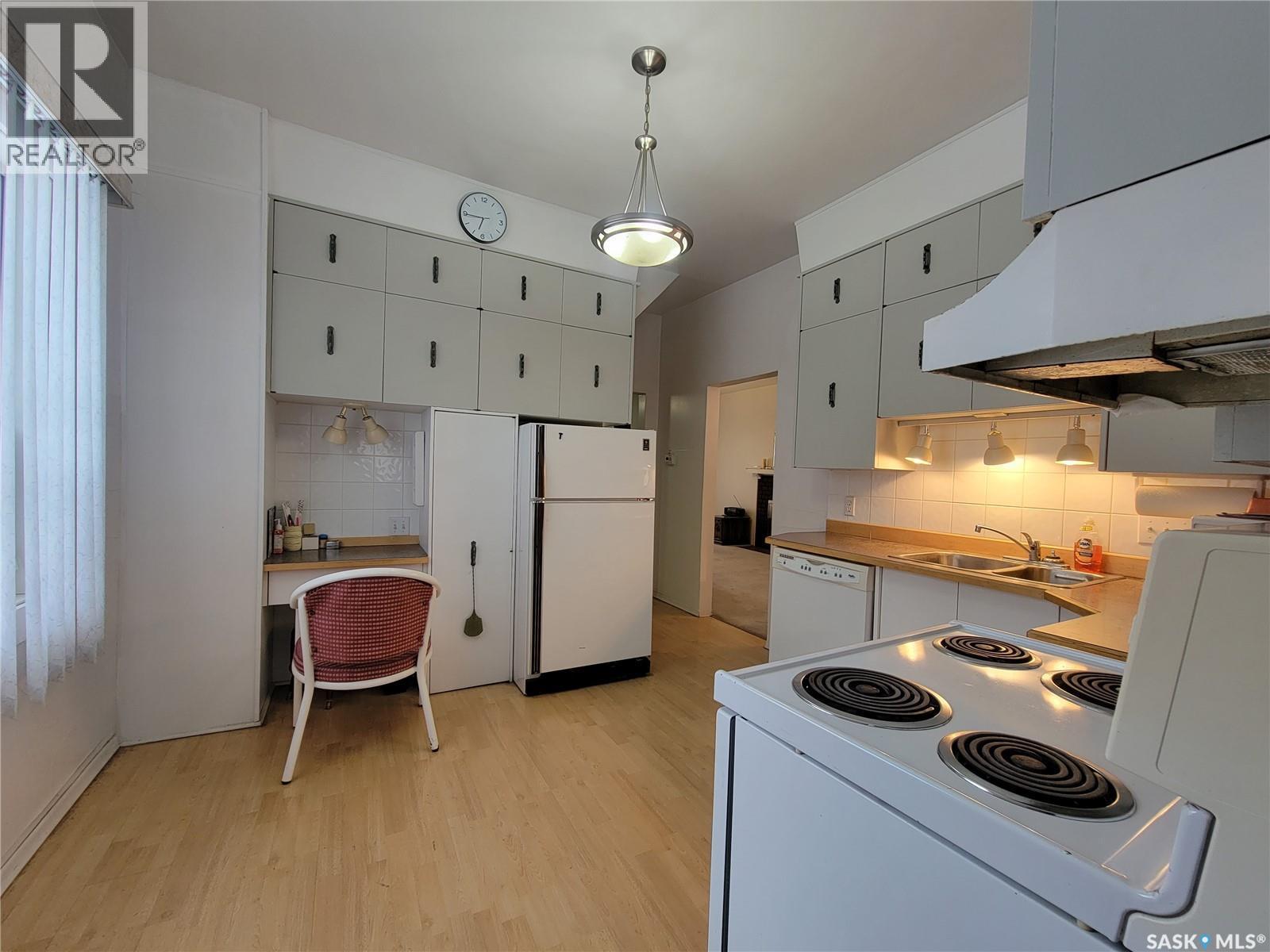 411 1St Street W, Wilkie, SK - Indoor Photo Showing Kitchen With Double Sink