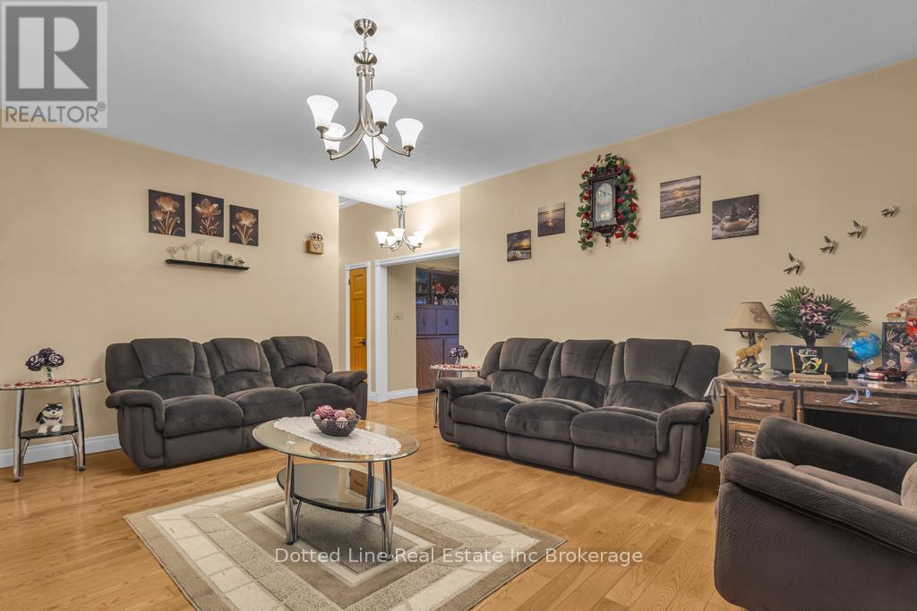 9294 Old Chapel Street, Bayham (Straffordville), ON - Indoor Photo Showing Living Room