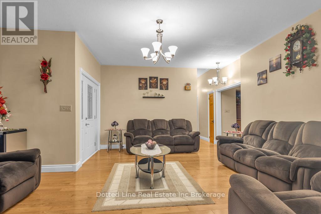 9294 Old Chapel Street, Bayham (Straffordville), ON - Indoor Photo Showing Living Room