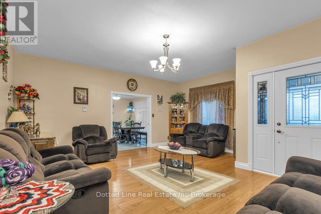 9294 Old Chapel Street, Bayham (Straffordville), ON - Indoor Photo Showing Living Room