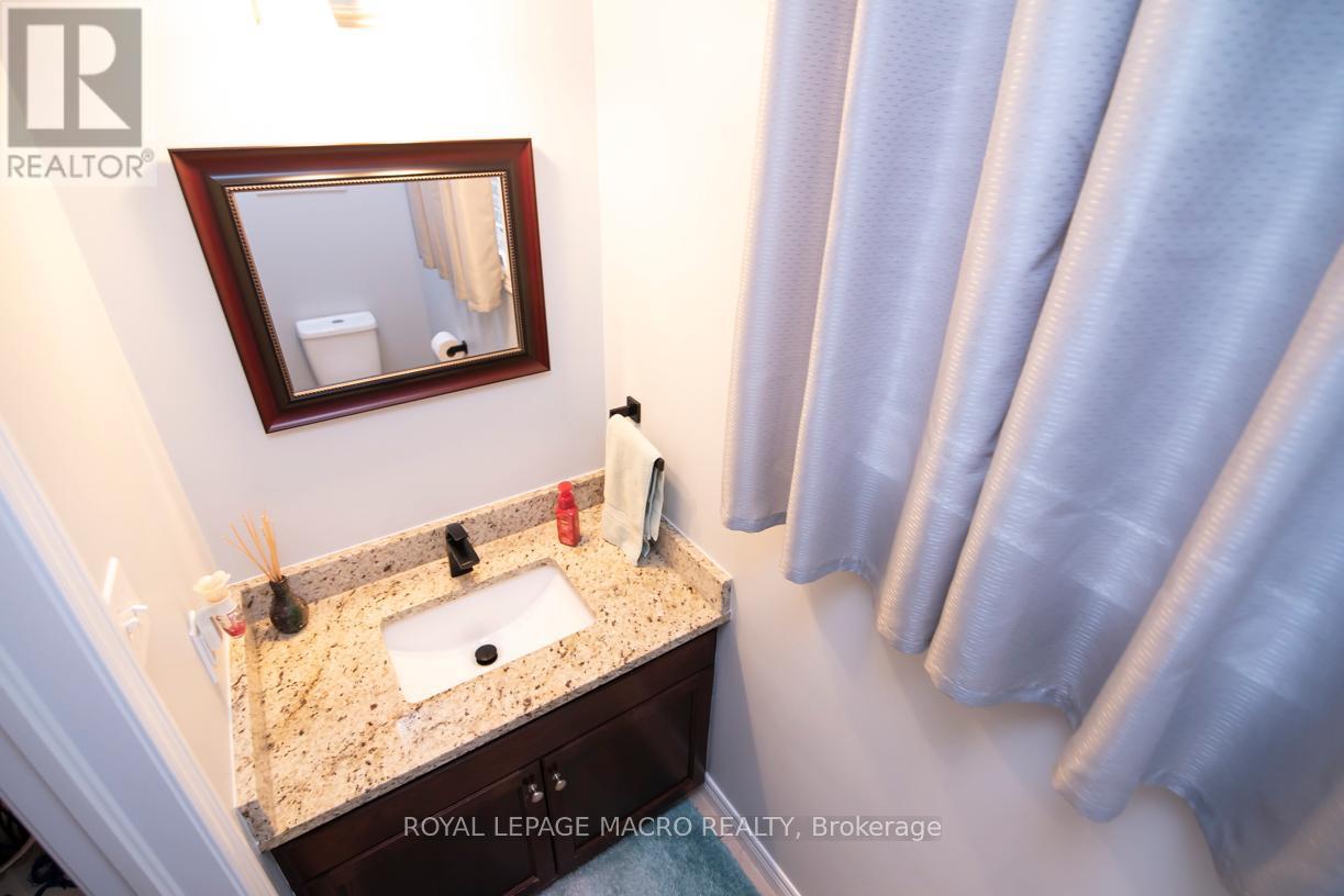 102 Erika Crescent, Hamilton, ON - Indoor Photo Showing Bathroom