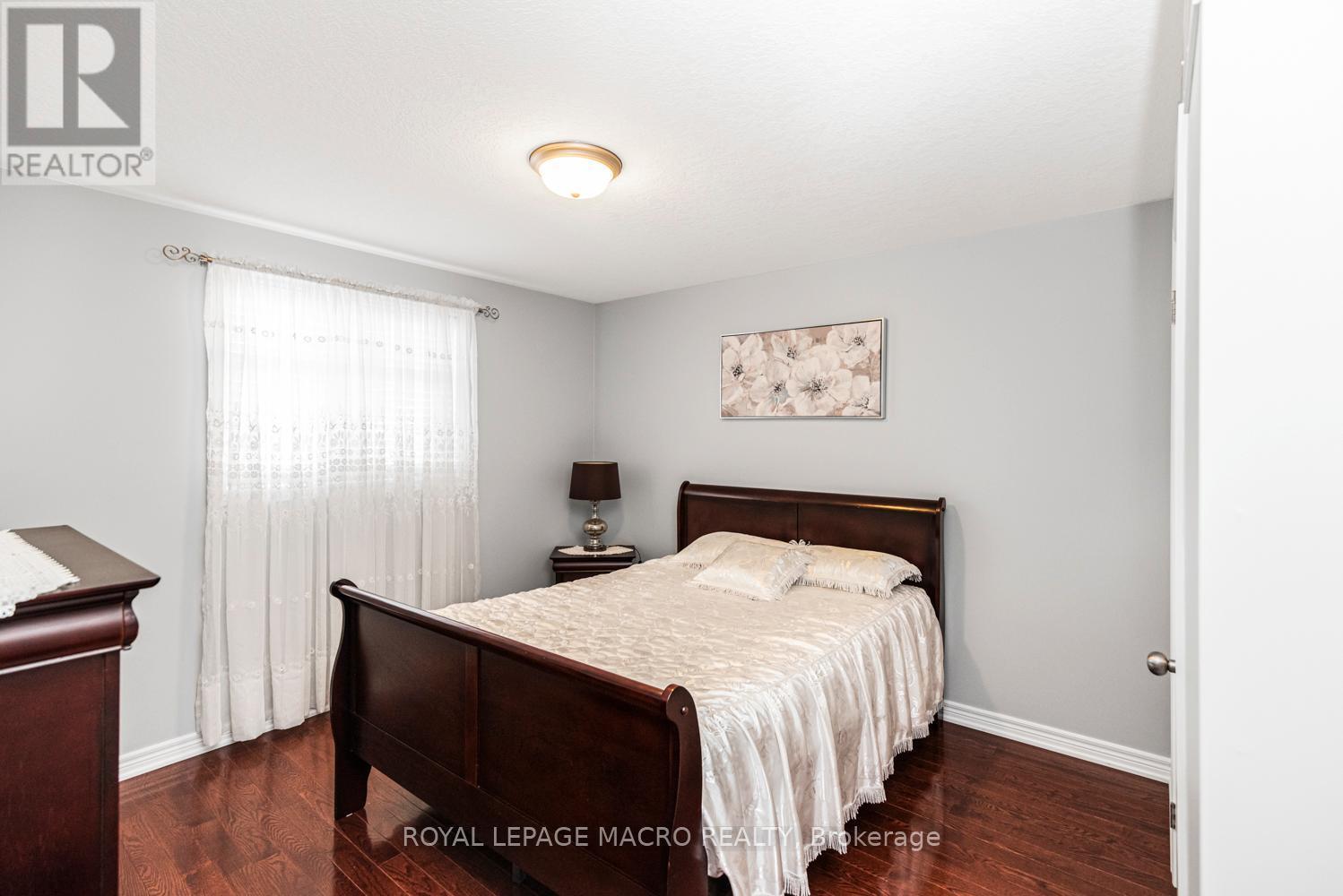 102 Erika Crescent, Hamilton, ON - Indoor Photo Showing Bedroom
