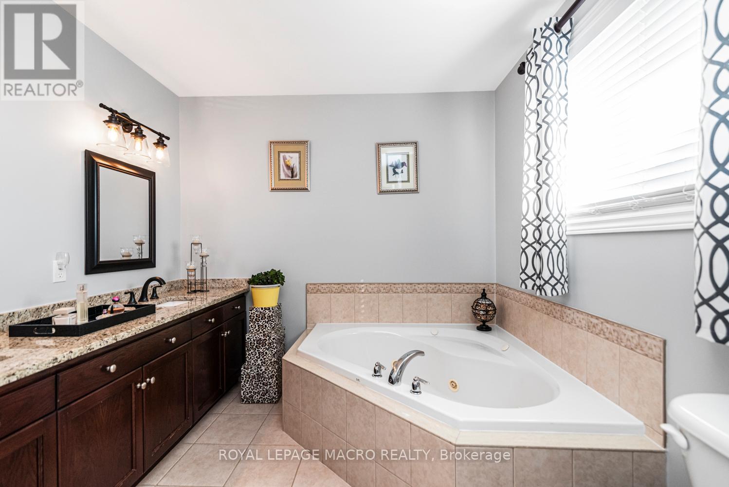 102 Erika Crescent, Hamilton, ON - Indoor Photo Showing Bathroom