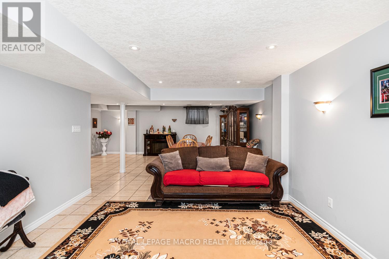 102 Erika Crescent, Hamilton, ON - Indoor Photo Showing Living Room