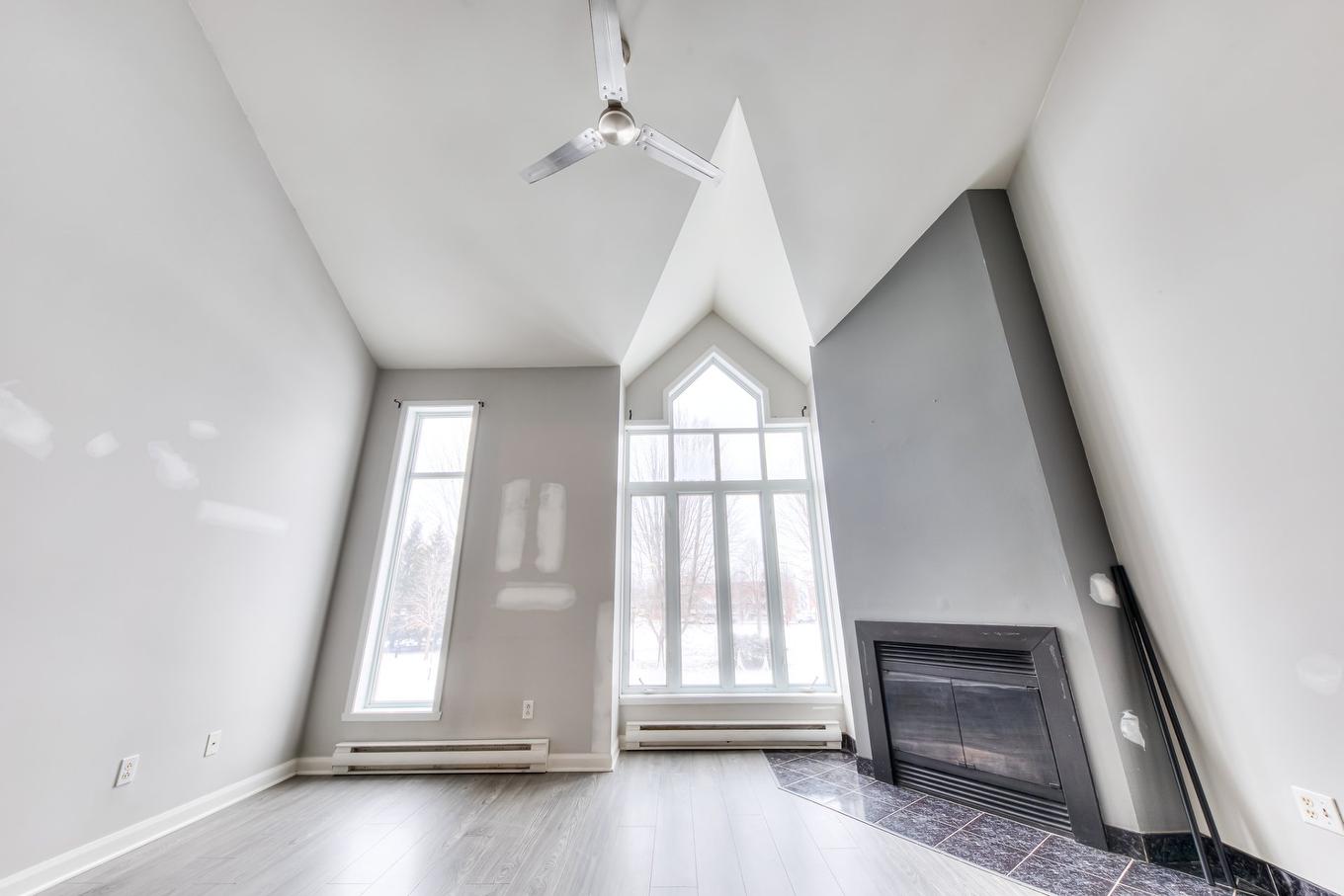 Salon - 1066 Rue De La Famille-Dubreuil, Montréal (Rivière-Des-Prairies/Pointe-Aux-Trembles), QC - Indoor With Fireplace