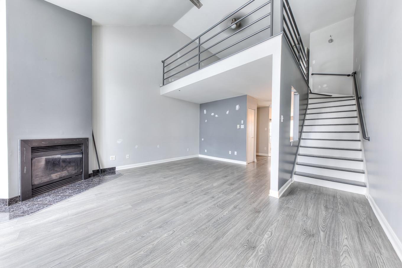 Salon - 1066 Rue De La Famille-Dubreuil, Montréal (Rivière-Des-Prairies/Pointe-Aux-Trembles), QC - Indoor With Fireplace