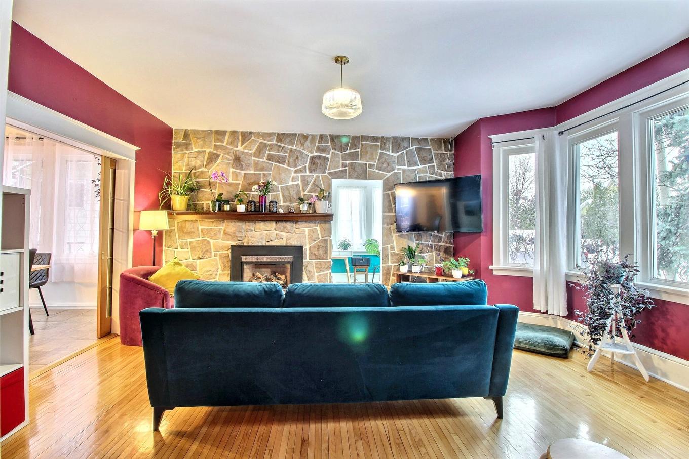 Salon - 26 6E Rue, Rouyn-Noranda, QC - Indoor Photo Showing Living Room With Fireplace