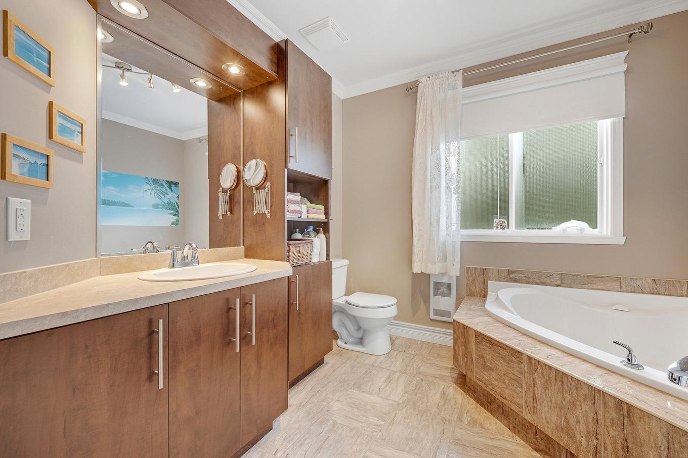 Bathroom - 1832 Rue Raoul-Jobin, Saint-Jérôme, QC - Indoor Photo Showing Bathroom