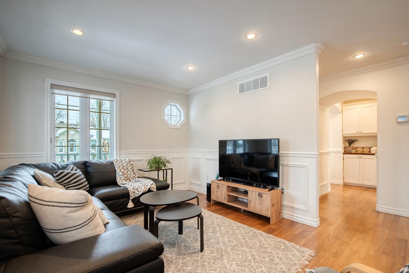 Living room - 74 Rue Houle, Saint-Jean-Sur-Richelieu, QC - Indoor Photo Showing Living Room