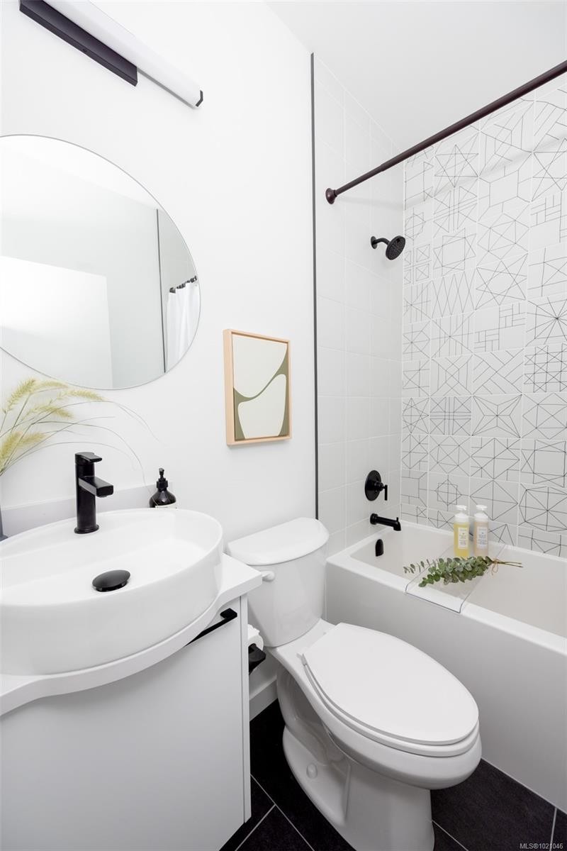 311-1075 Tillicum Rd, Esquimalt, BC - Indoor Photo Showing Bathroom