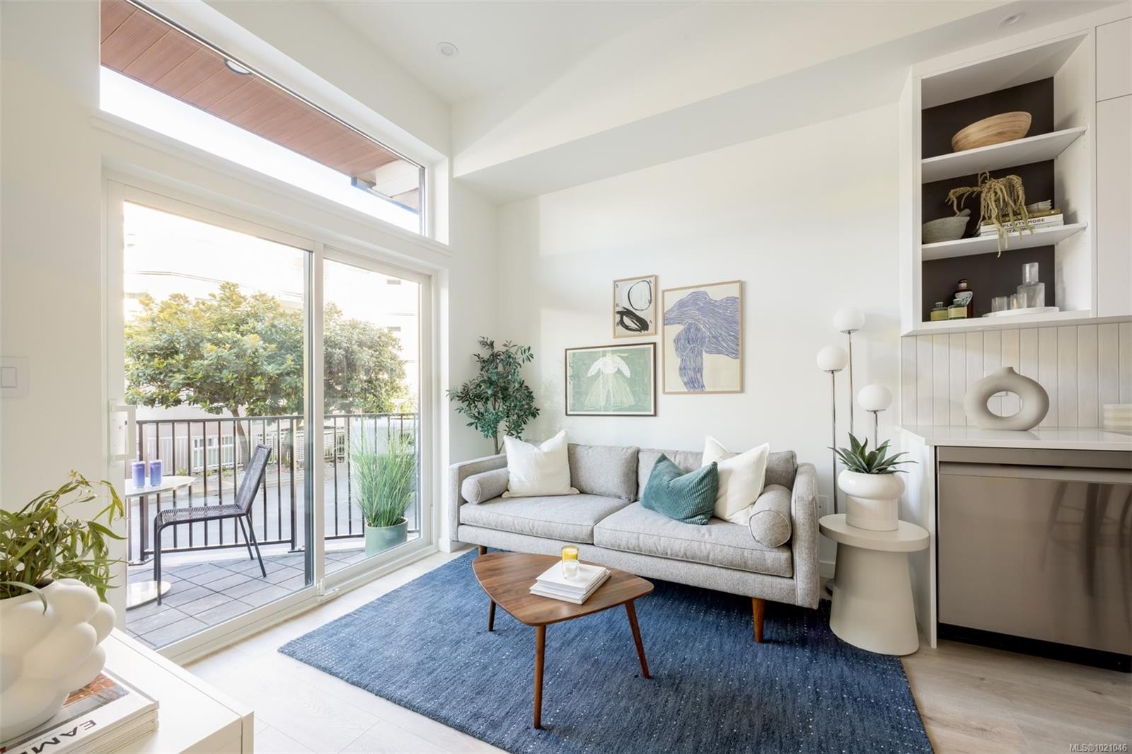 311-1075 Tillicum Rd, Esquimalt, BC - Indoor Photo Showing Living Room