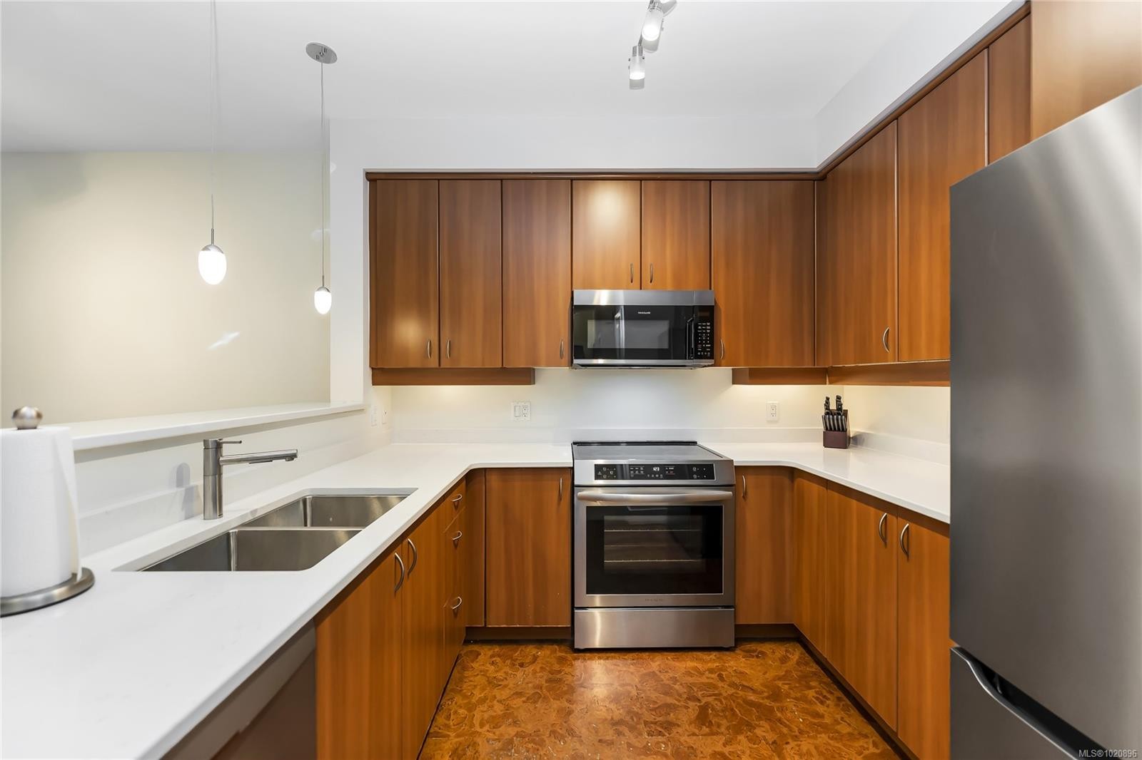 203D-1115 Craigflower Rd, Esquimalt, BC - Indoor Photo Showing Kitchen With Double Sink