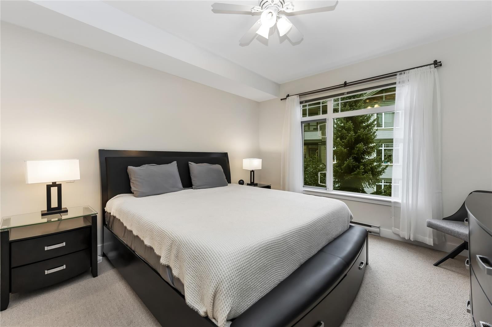 203D-1115 Craigflower Rd, Esquimalt, BC - Indoor Photo Showing Bedroom