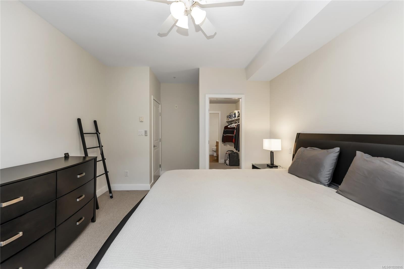 203D-1115 Craigflower Rd, Esquimalt, BC - Indoor Photo Showing Bedroom