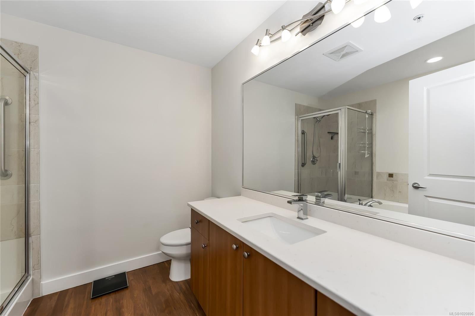 203D-1115 Craigflower Rd, Esquimalt, BC - Indoor Photo Showing Bathroom