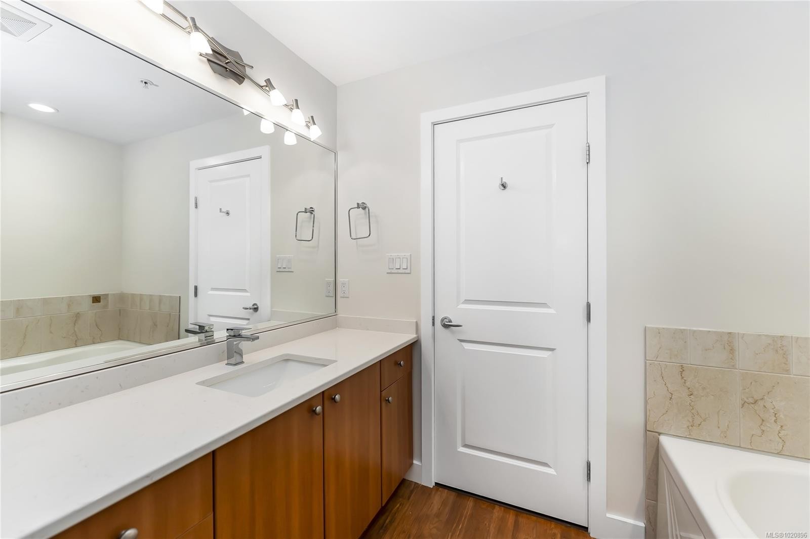 203D-1115 Craigflower Rd, Esquimalt, BC - Indoor Photo Showing Bathroom