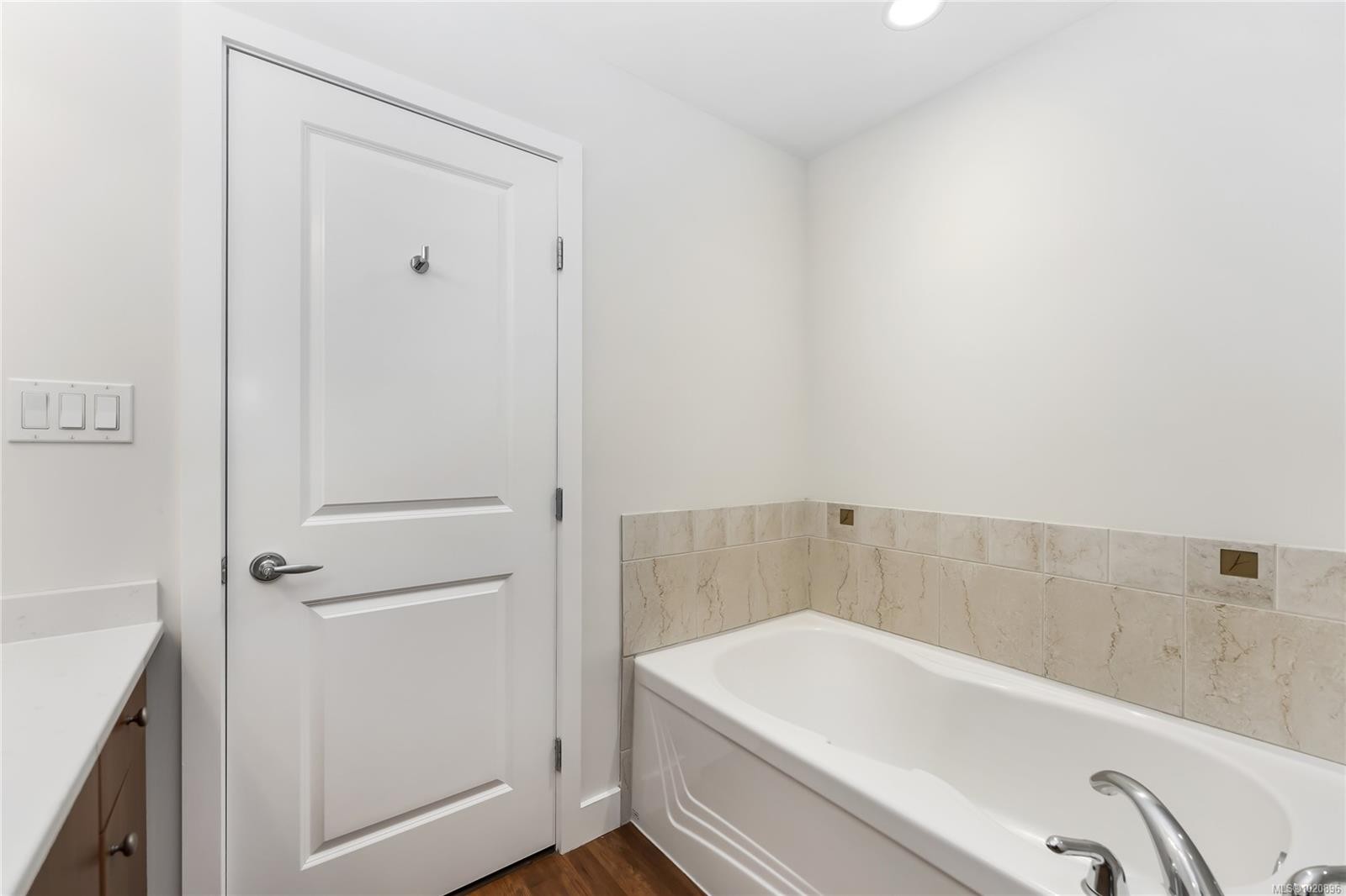 203D-1115 Craigflower Rd, Esquimalt, BC - Indoor Photo Showing Bathroom