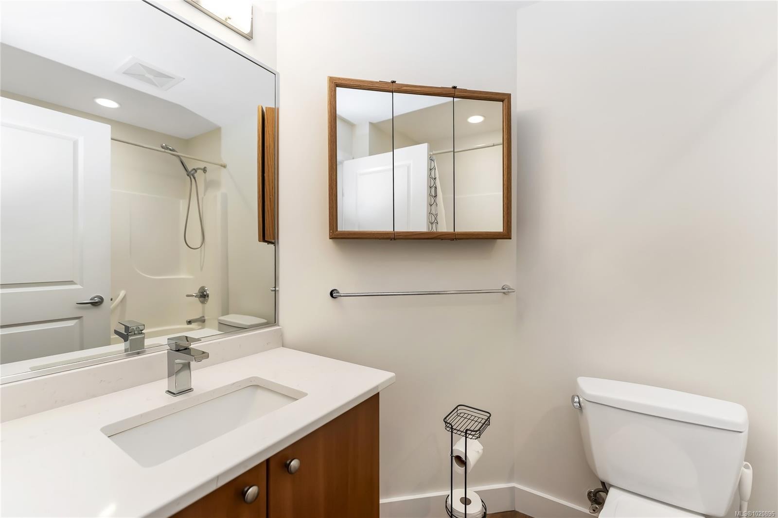 203D-1115 Craigflower Rd, Esquimalt, BC - Indoor Photo Showing Bathroom