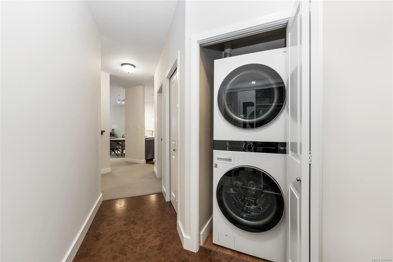 203D-1115 Craigflower Rd, Esquimalt, BC - Indoor Photo Showing Laundry Room