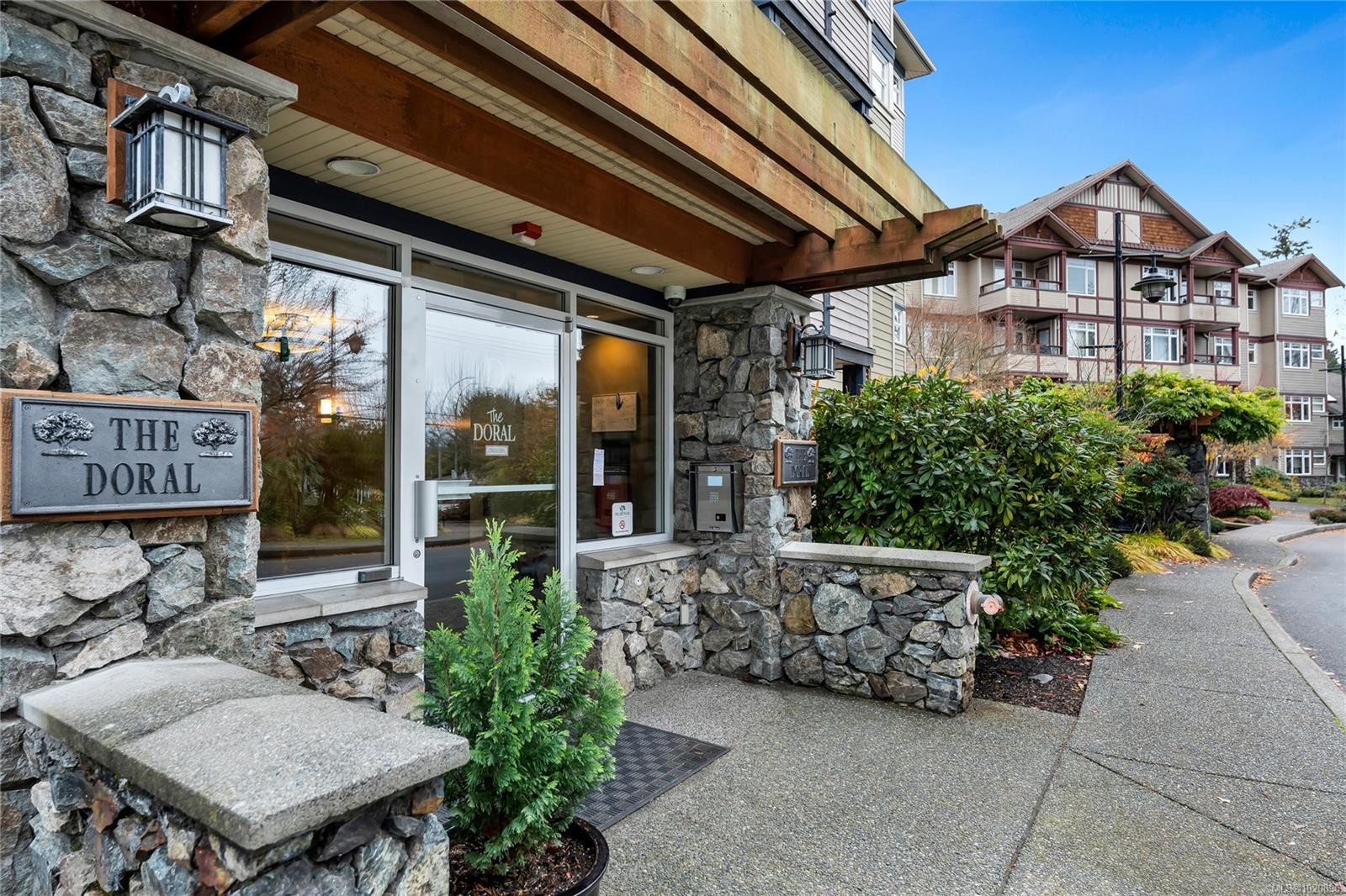 203D-1115 Craigflower Rd, Esquimalt, BC - Outdoor
