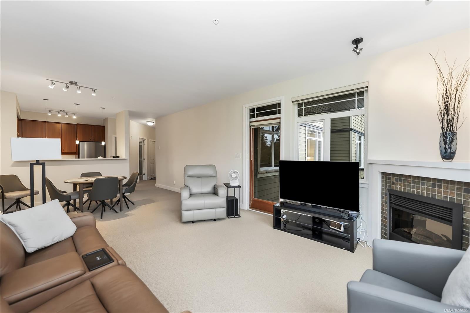 203D-1115 Craigflower Rd, Esquimalt, BC - Indoor Photo Showing Living Room With Fireplace