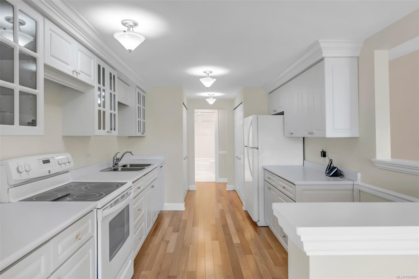 405-420 Linden Ave, Victoria, BC - Indoor Photo Showing Kitchen With Double Sink