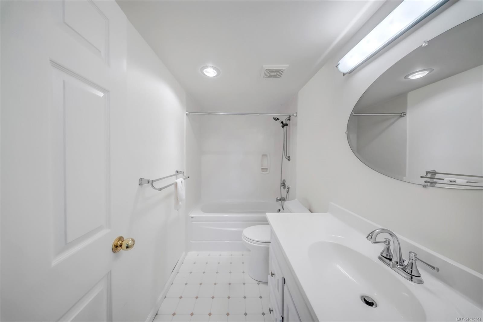 405-420 Linden Ave, Victoria, BC - Indoor Photo Showing Bathroom