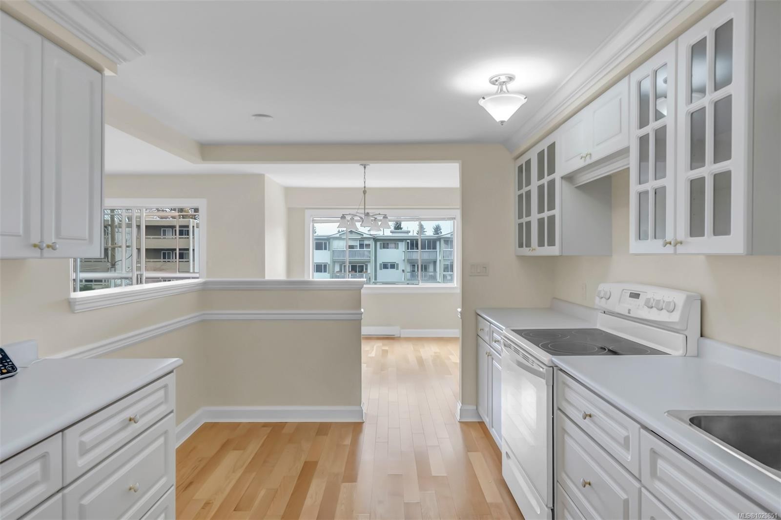 405-420 Linden Ave, Victoria, BC - Indoor Photo Showing Kitchen