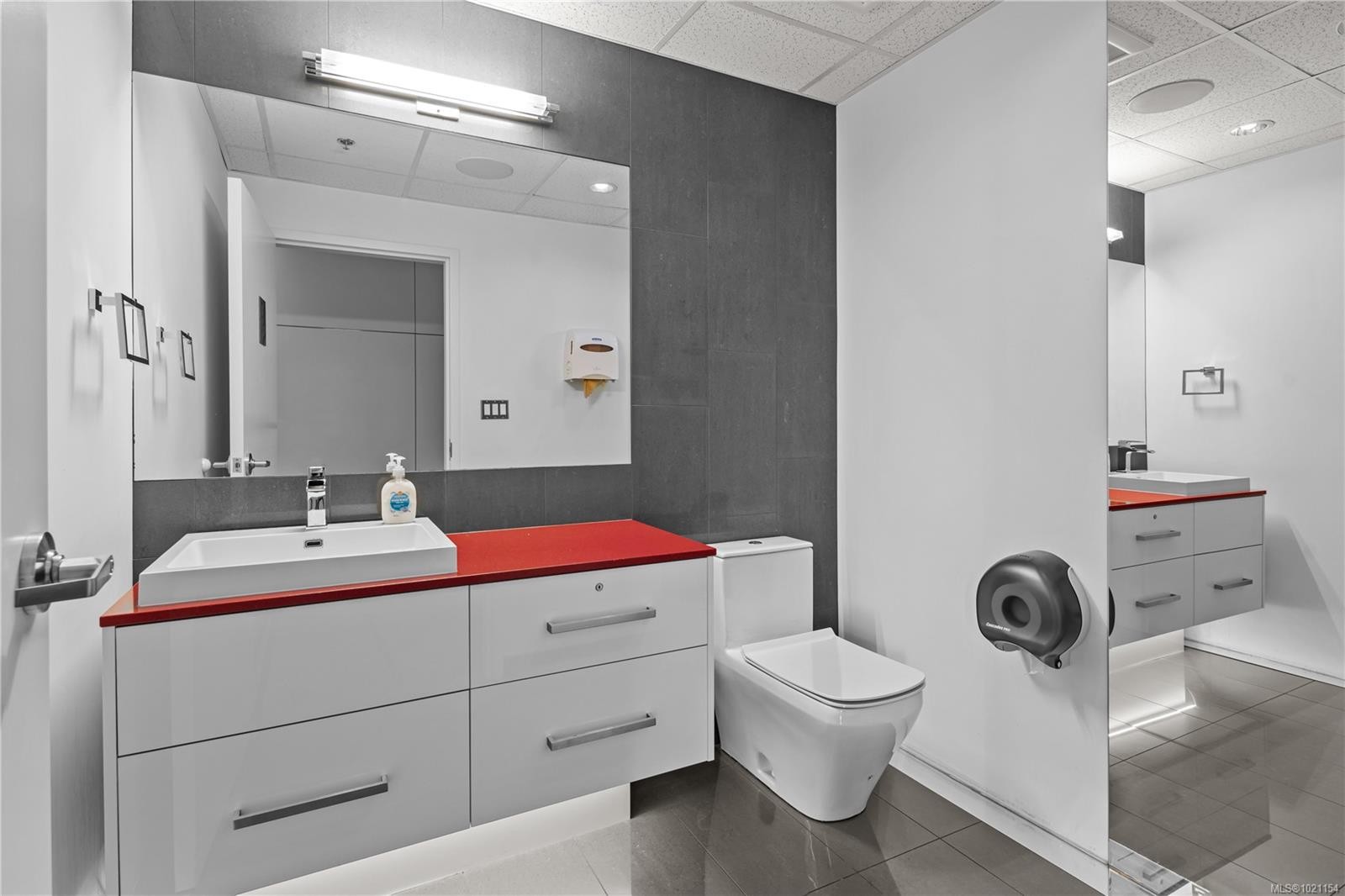 105-1090 Johnson St, Victoria, BC