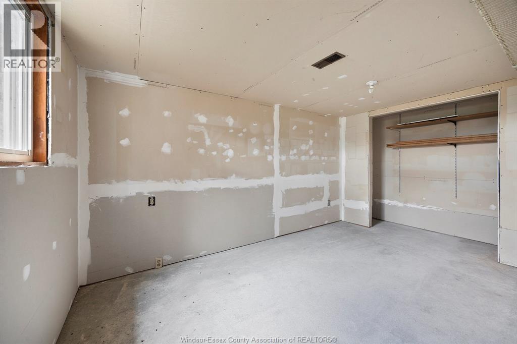 206-208 Arthur North, Harrow, ON - Indoor Photo Showing Garage