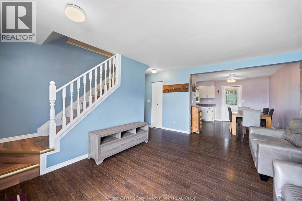 206-208 Arthur North, Harrow, ON - Indoor Photo Showing Living Room