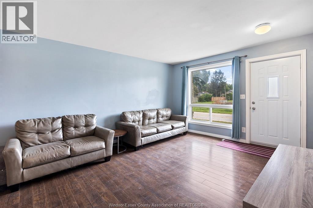 206-208 Arthur North, Harrow, ON - Indoor Photo Showing Living Room