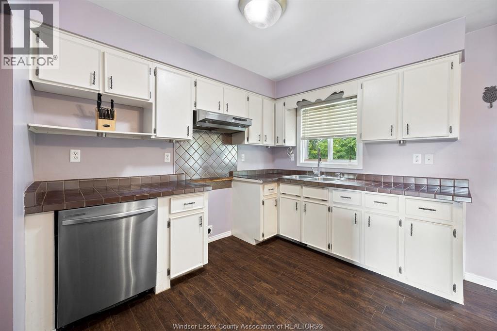 206-208 Arthur North, Harrow, ON - Indoor Photo Showing Kitchen With Double Sink