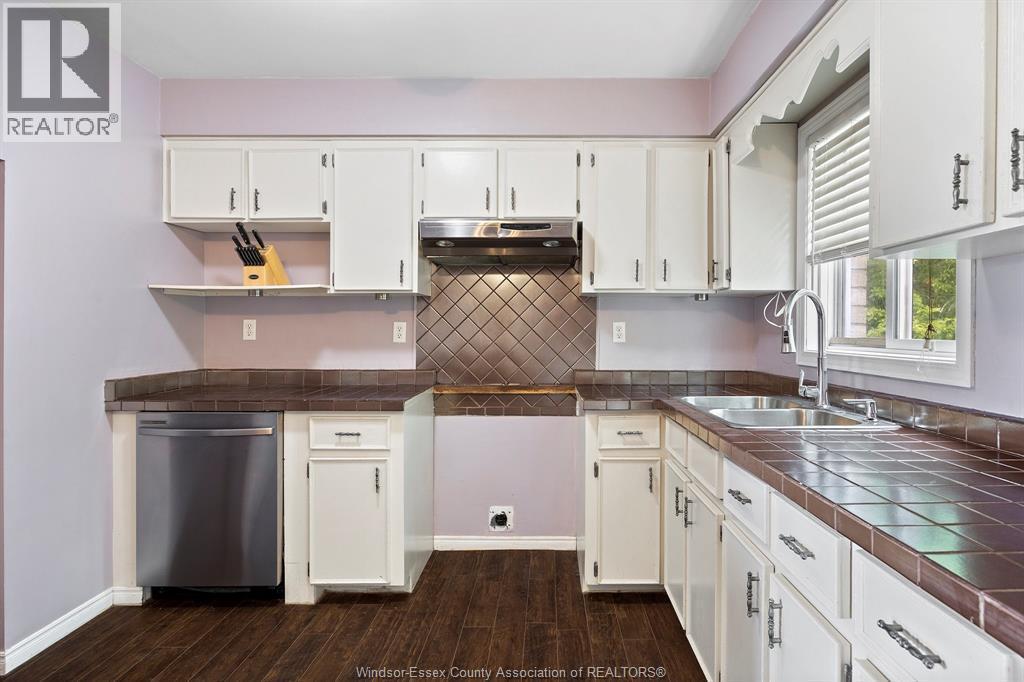 206-208 Arthur North, Harrow, ON - Indoor Photo Showing Kitchen With Double Sink
