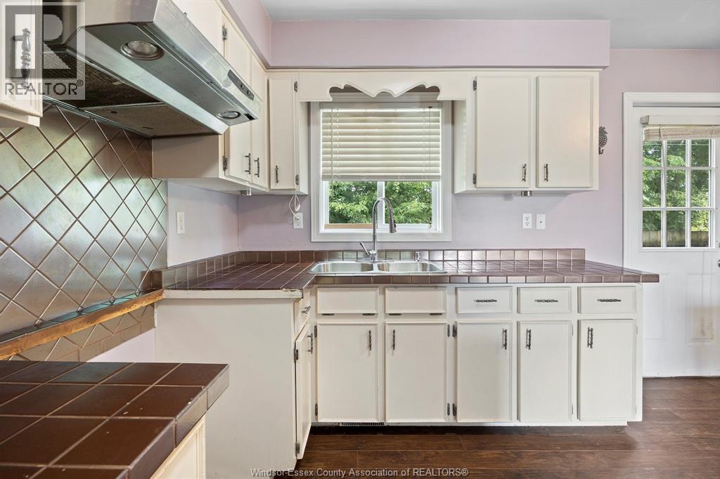 206-208 Arthur North, Harrow, ON - Indoor Photo Showing Kitchen With Double Sink