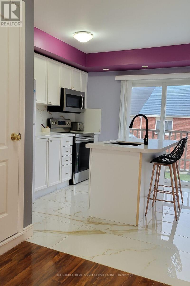 3 - 5050 Intrepid Drive, Mississauga, ON - Indoor Photo Showing Kitchen