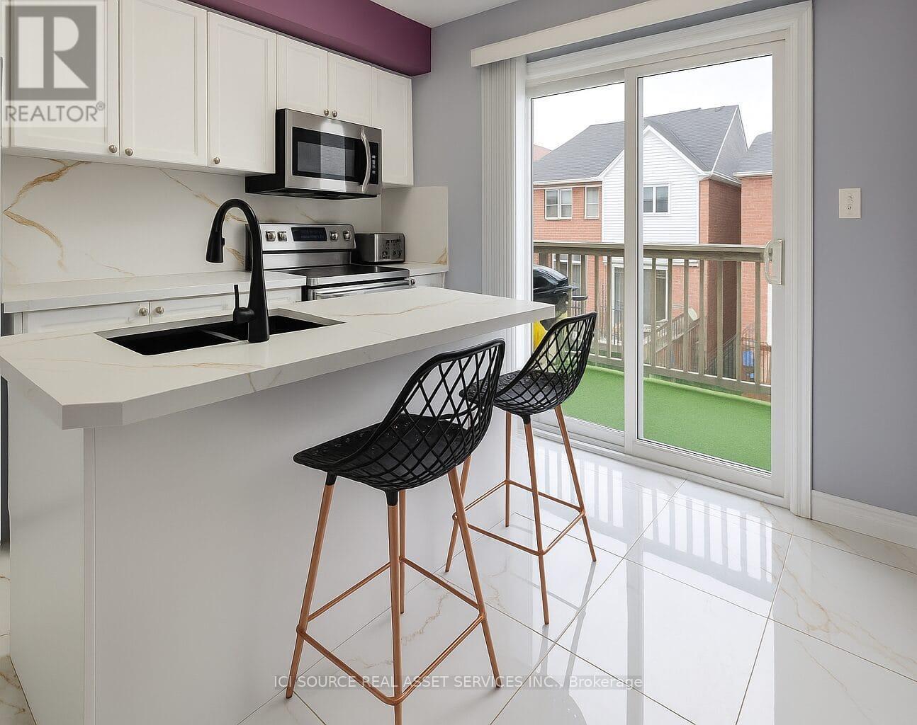 3 - 5050 Intrepid Drive, Mississauga, ON - Indoor Photo Showing Kitchen With Double Sink