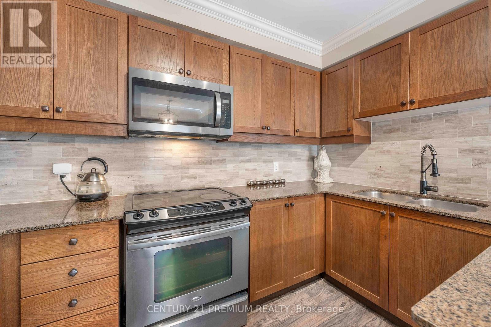 7 - 460 Woodmount Drive, Oshawa, ON - Indoor Photo Showing Kitchen With Double Sink