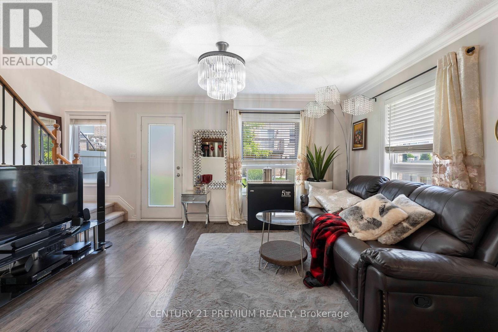 7 - 460 Woodmount Drive, Oshawa, ON - Indoor Photo Showing Living Room