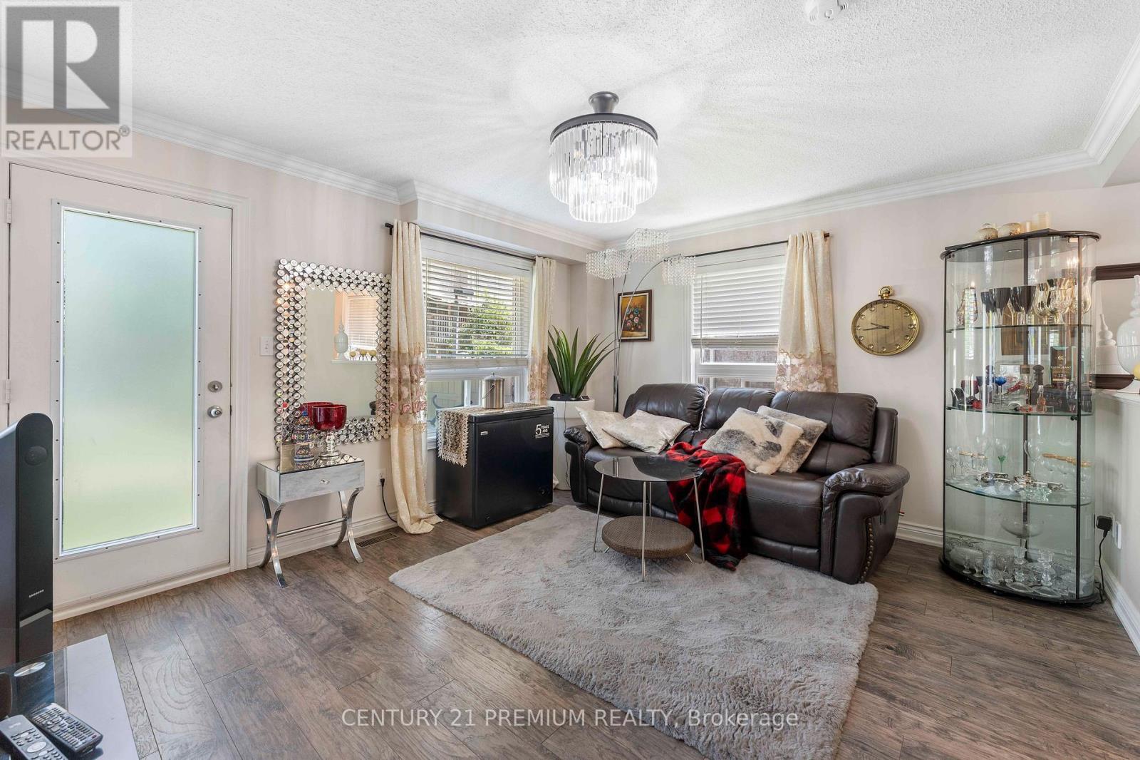 7 - 460 Woodmount Drive, Oshawa, ON - Indoor Photo Showing Living Room